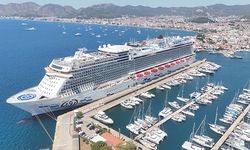 "Aroya" kruvaziyeri 2 bin 241 yolcusuyla Marmaris'e geldi