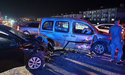 Bitlis'te otomobil ile hafif ticari araç çarpıştı, 13 kişi yaralandı
