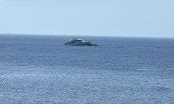 Bodrum açıklarında bir motoryat kayalıklara çarptı