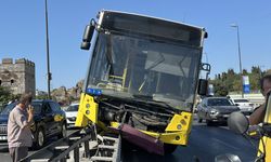 İETT otobüsü çelik bariyerlerde asılı kaldı