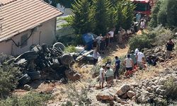 Antalya’da kamyon uçurulma devrildi: 2 kişi hayatını kaybetti