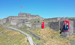 Kars Kalesi kırmızı beyaza büründü