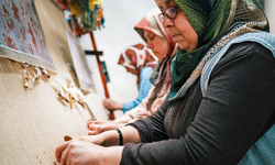 Kullanılmayan halılar sanat eserine dönüştü