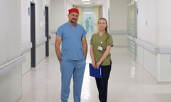 Kendisini iyileştiren doktorlarla omuz omuza vererek hayat kurtarıyor