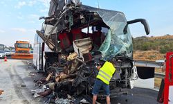 Mersin'de yolcu otobüsü tıra çarptı: 9 yaralı