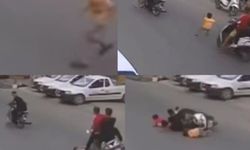 Motosikletliler yola fırlayan çocuğa çarptı
