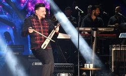 Müzisyen Ekin Uzunlar, Harbiye'de konser verdi