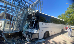 Servis otobüsü, midibüs ve kamyonun karıştığı kazada 21 kişi yaralandı