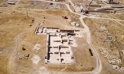 Tripolis'in seçkinlerini antik kentin balık havuzlu villasında ağırlamışlar