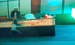 İmam namazını bozdu: 1 metre yüksekten düşen çocuğu havada yakaladı