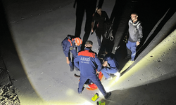 Baraj kenarındaki 4 metre yükseklikten düştü