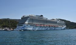 "Aroya" kruvaziyeri 2 bin 684 yolcusuyla Marmaris'e geldi