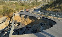 Aydın’da yol çöktü: Kuşadası'na gidiş yönü trafiğe kapatıldı
