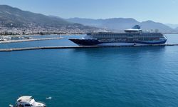 Binlerce yolcuyla dev gemi Alanya’da
