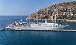 En büyük yelkenli yolcu gemilerinden "Club Med 2" Alanya Limanı'na demirledi