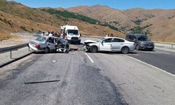 Erzincan'da feci kaza: 3 ölü, 6 yaralı