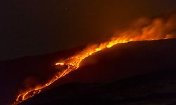 Etna Yanardağı, yeniden güçlü şekilde kül püskürttü