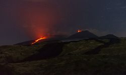 Etna Yanardağı güçlü şekilde patlayarak kül ve lav püskürttü