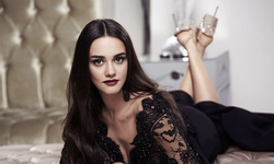 Hande Soral efsanelerle aynı sahnede ödül aldı