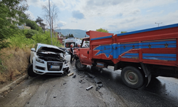 Sakarya'da feci kaza! Kamyonet ile otomobil çarpıştı: 5 yaralı