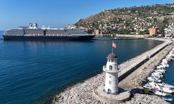 Oosterdam kruvaziyeri Alanya Limanı'na demirledi