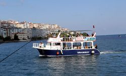 Sinop'ta turistler gezi tekneleri ile kenti denizden görme fırsatı buluyor