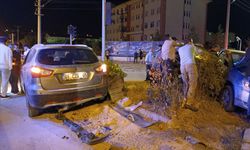 Sivas'ta iki otomobil çarpıştı: 8 kişi yaralandı