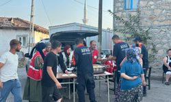 Türk Kızılay Sındırgı'da depremzedelere üç öğün yemek dağıtıyor