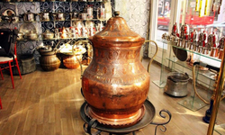 1 asırlık bakraç dükkanın baş köşesinde