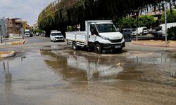 Adana'da su borusu patladı, cadde göle döndü