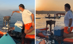 Denizin ortasında mangal yakıp ciğer pişirdi