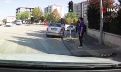 Yaya geçidinde beklerken ezilmekten son anda kurtuldu