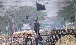Myanmar ordusu göstericilerin üzerine paraşütle bomba attı: 40 ölü