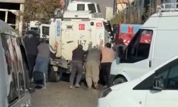 Zırhlı araç yolda mahsur kaldı: Yardımına çevredekiler koştu