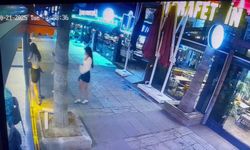 Kafeye gelen cam kapıya çarpıyor! "Ne yapacağımızı şaşırdık"