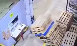 Devrilen paletlerin altında kalmaktan kıl payı kurtuldu