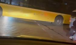 Dönüş yapmak isteyen İETT yolda sıkıştı