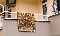 Malatya'da ilginç dava! Balkondan halı silkeledi, hapis cezası aldı