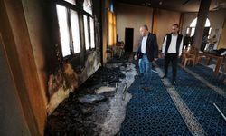İsrailli işgalciler, Batı Şeria'da bir camiyi kundakladı