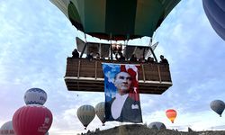 Kapadokya'da balonlar Türk bayrakları ve Atatürk posterleriyle uçtu