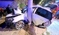 Kontrolden çıkan araç elektrik direğine saplandı