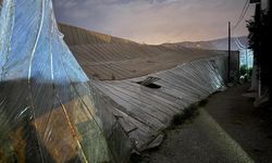 Mersin'de hortum: Seralar zarar gördü