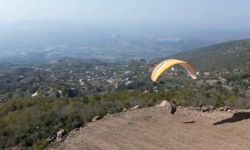 Osmaniye'de festivalde korkutan anlar: Paraşütçü kayaya çarptı
