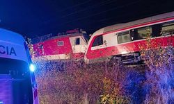 Slovakya’da iki yolcu treni çarpıştı: En az 18 kişi yaralandı