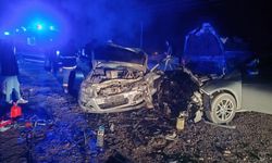 Adıyaman'da iki otomobil kafa kafaya çarpıştı: 5 yaralı