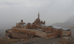 Ağrı'da İshak Paşa Sarayı'nın çevresi sisle kaplandı