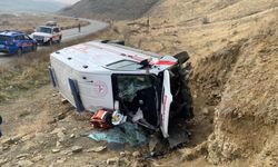 Hastadan dönüşte feci kaza! Ambulans devrildi: Yaralılar var...