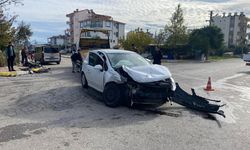 Antalya'da feci kaza! Otomobil ile hafif ticari araç çarpıştı: Yaralılar var