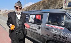 "Elmacı Dede"den askerlere meyve ikramı