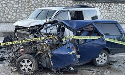 Burdur’da üç aracın karıştığı kazada 2 kişi hayatını kaybetti